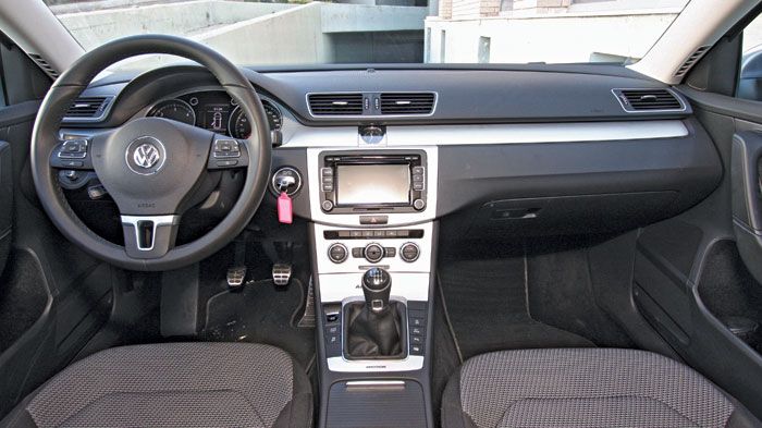 Το εσωτερικό του Alltrack δεν φέρει αλλαγές από αυτό του «απλού» Passat, ξεχωρίζοντας έτσι με την ποιότητα και την στιβαρότητα κατασκευής. 